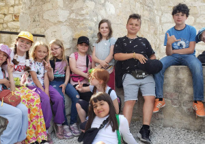 Uczniowie przy ruinach zamku w Kazimierzu.