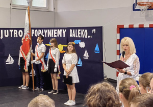 Poczet sztandarowy podczas uroczystości zakończenia roku szkolnego.