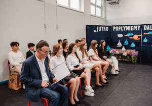 Uczniowie klasy ósmej z wychowawcą.