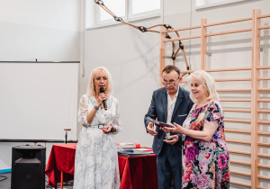 Pani Dyrektor, Pani Naczelnik, Wychowawca podczas wręczania nagród.