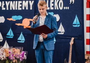 Uczeń klasy ósmej podczas przemówienia.