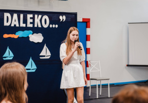Uczennica klasy ósmej podczas pokazu wokalnego.
