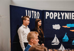 Uczeń i uczennica klasy ósmej podczas przemówienia.