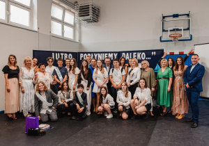 Uczniowie klasy ósmej wraz z radą pedagogiczną.