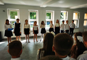 Uczniowie klasy piątej podczas części artystycznej.
