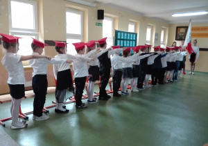 Dzieci składają ślubowanie na sztandar szkoły.