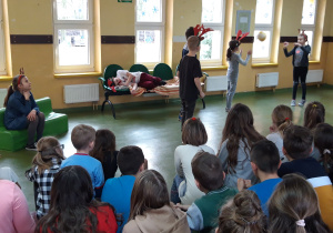 Uczniowie klasy trzeciej podczas spektaklu.