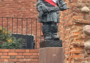 Uczniowie oglądają Pomnik Małego Powstańca w Warszawie.