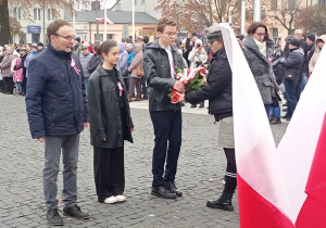 Reprezentacja szkoły składa kwiaty pod pomnikiem żołnierzy walczących o wolność kraju.