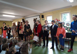 Pokaz szkolnej mody w wykonaniu uczniów.