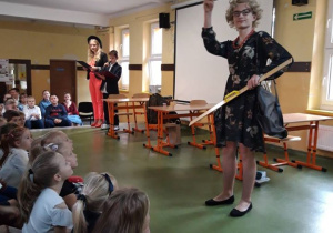 Pokaz szkolnej mody w wykonaniu uczniów.