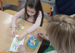 Dziewczynka ozdabia własny magnez.