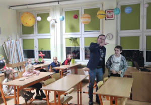 Dzieci w sali przyrodniczej.