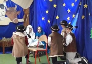 Uczniowie podczas przedstawienia jasełkowego.