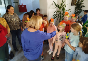 Uczniowie na szkolnym korytarzu podczas Dnia Wiosny.