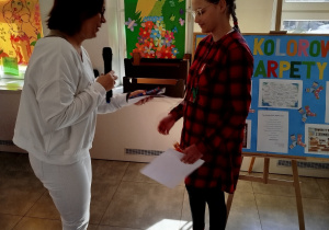 Zwycięzcy konkursu matematycznego prezentują dyplomy.