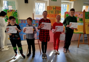 Zwycięzcy konkursu matematycznego prezentują dyplomy.