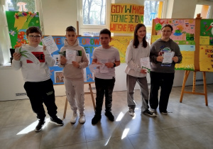 Zwycięzcy konkursu matematycznego prezentują dyplomy.
