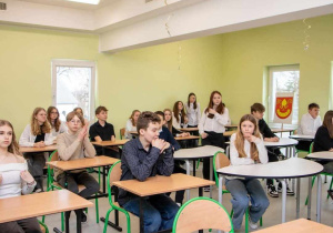 Reprezentanci szkół oczekują na wyniki konkursu.