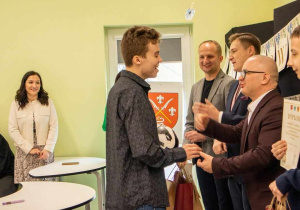 Uczeń odbiera nagrodę.