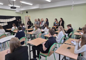 Uczestnicy konkursu wraz z nauczycielami oczekują na ogłoszenie wyników konkursu.