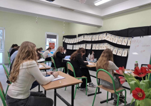 Uczestnicy konkursu polonistycznego rozwiązują zadania konkursowe.