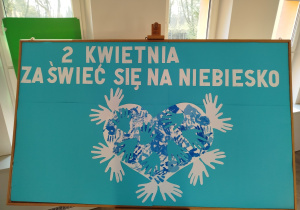 Niebieska tablica z napisem: 2 kwietnia- Zaświeć się na niebiesko.