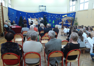 Zaproszeni goście oraz uczniowie oglądający konkurs.
