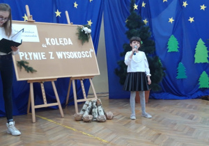 Uczennica śpiewająca kolędę.
