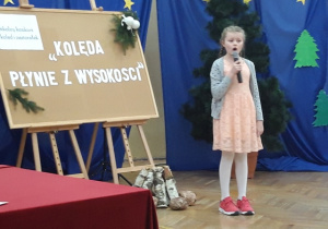Uczennica śpiewająca kolędę.