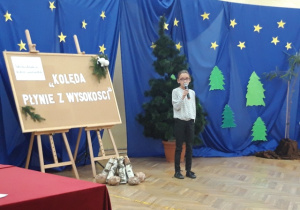 Uczennica śpiewająca kolędę.