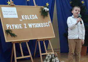 Uczeń śpiewający kolędę.