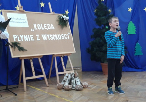 Uczeń śpiewa kolędę.
