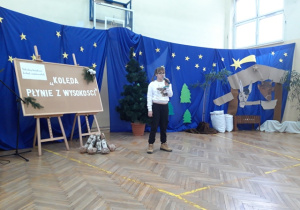 Uczennica śpiewająca kolędę.