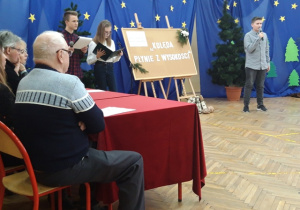 Występ wokalny ucznia obserwowany przez komisję konkursową.