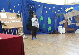 Uczeń śpiewa kolędę.