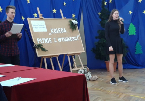 Uczennica śpiewająca kolędę.