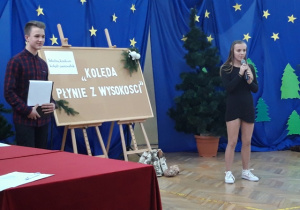 Uczennica śpiewająca kolędę.