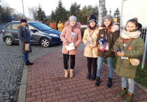 Wolontariusze z naszej szkoły podczas kwesty w Okupie.