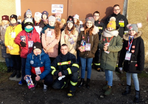 Zdjęcie grupowe kwestujących uczniów, rodziców, nauczycieli i strażaków z Okupa.