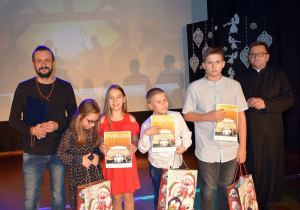 Organizatorzy konkursu wraz z finalistami.