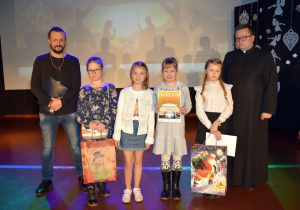 Organizatorzy konkursu wraz z finalistami.