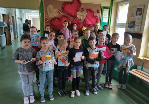 Dzieci nagrodzone w karnawałowych konursach prezentują swoje nagrody.