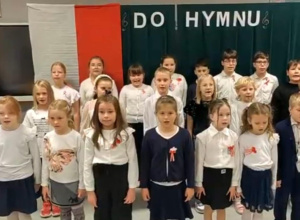 Szkoła do hymnu