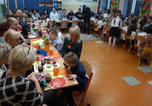 Wspólny poczęstunek dla uczniów klasy pierwszej oraz babć i dziadków.