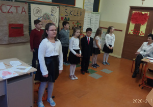 Uczniowie klasy drugiej podczas przedstawienie dla goszczących w klasie babć i dziadków.