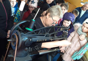 Pani szewc szyje na maszynie.