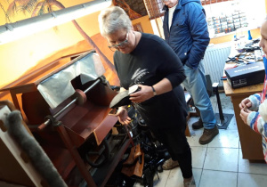 Pani szewc czyści obcas buta.
