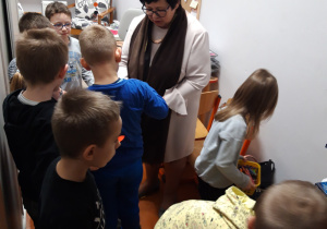 Grupa dzieci wraz z panią pedagog w gabinecie pedagoga.