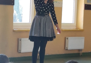 Uczennica śpiewa.